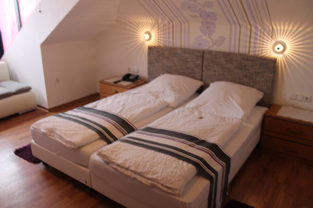 Hotel Rothenburger Hof Rothenburg ob der Tauber Room photo